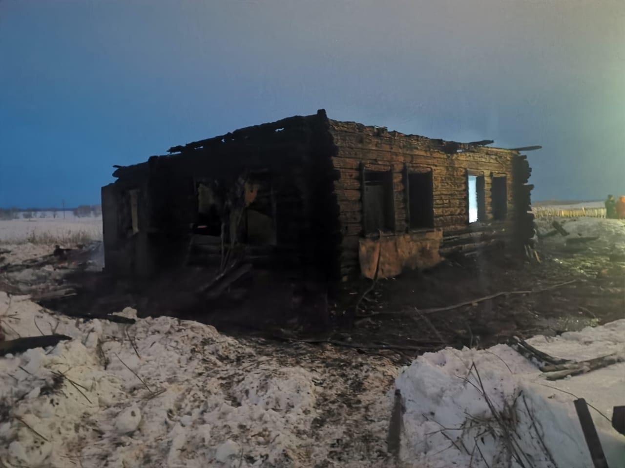 Фото Появились фото с места пожара с тремя погибшими в Новосибирской области 2